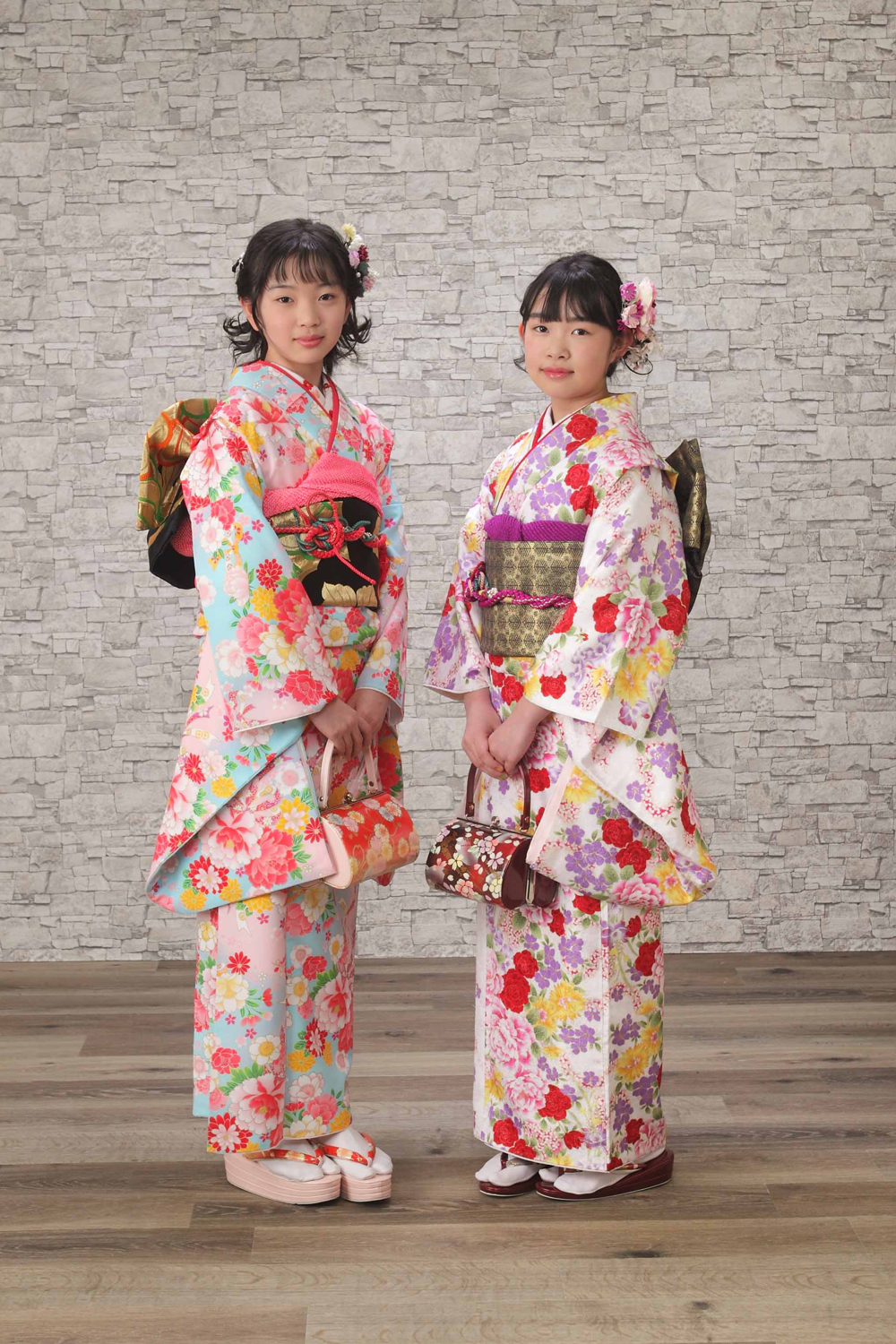 十歳のお祝い・十三祝の記念撮影をする着物姿の二人