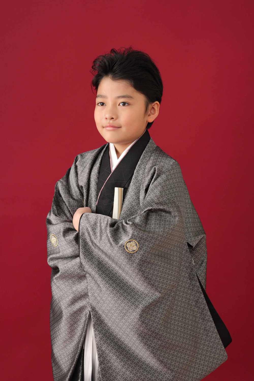 グレーの袴姿で記念撮影をする男の子