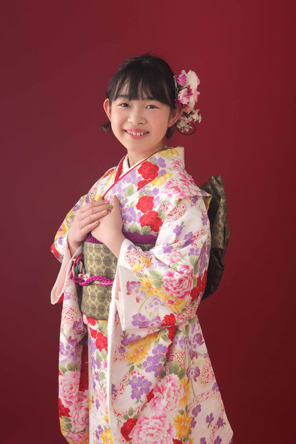 華やかな着物姿で記念撮影をする女の子