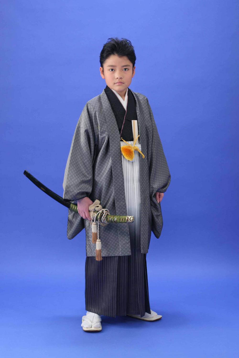 紺色の袴姿で記念撮影をする男の子